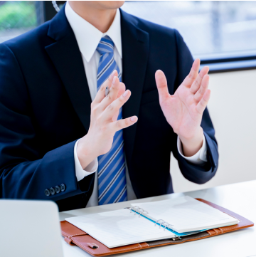 メリット3イメージ-スーツ着た人